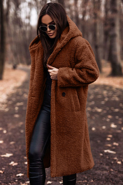Femme portant un manteau long en fausse fourrure Vivanzi